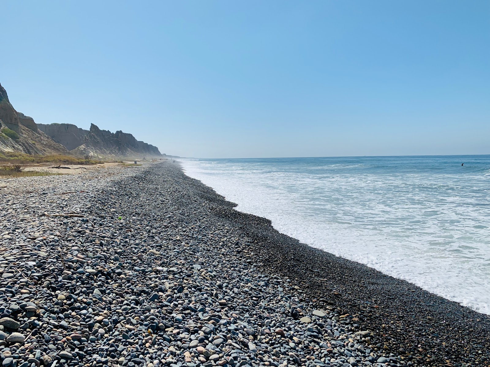 Foto von Gladiator beach von Klippen umgeben