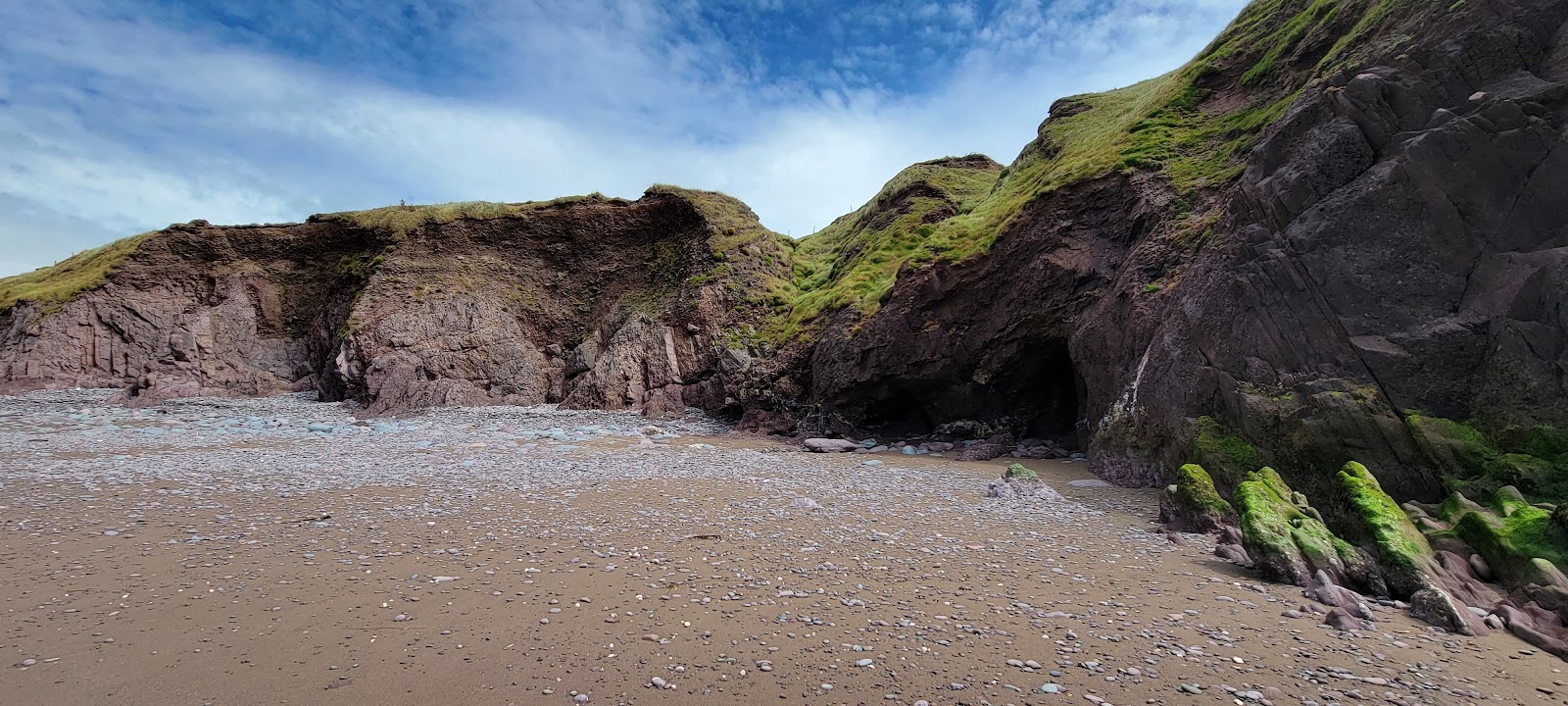 Foto av Kinard Beach omgiven av berg