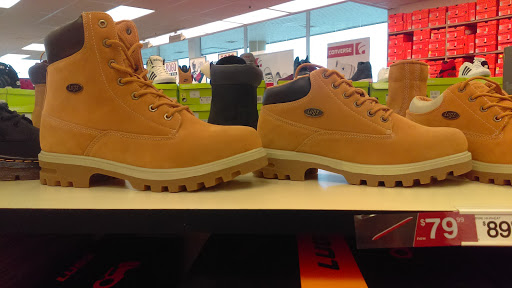 Shoe Store «Famous Footwear», reviews and photos, 3333 S 27th St, Milwaukee, WI 53215, USA