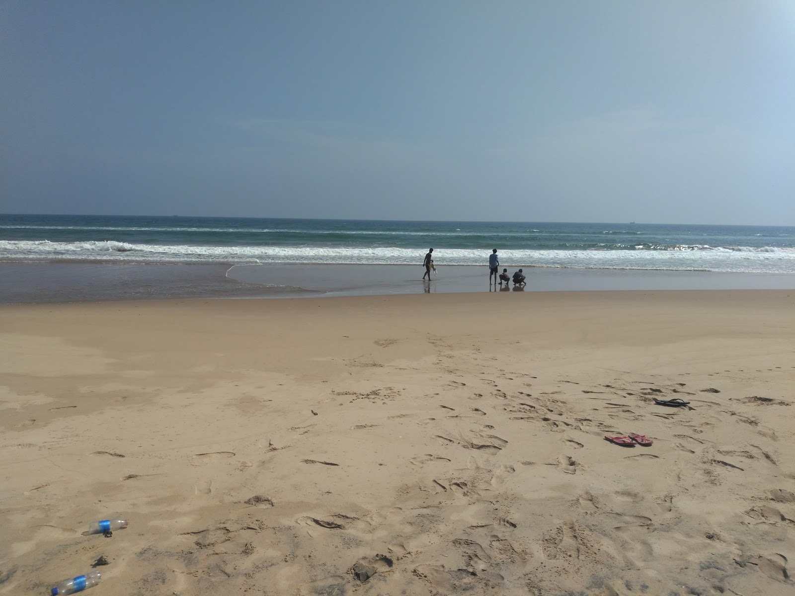 Foto de Guppidipeta Beach com areia brilhante superfície