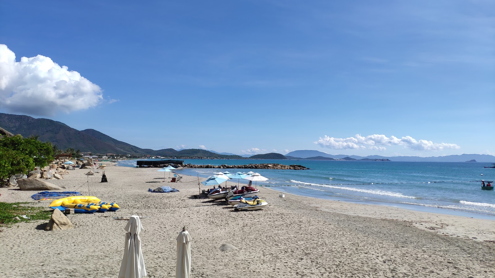 Foto de Ninh Hoa Beach área parcialmente de hotel