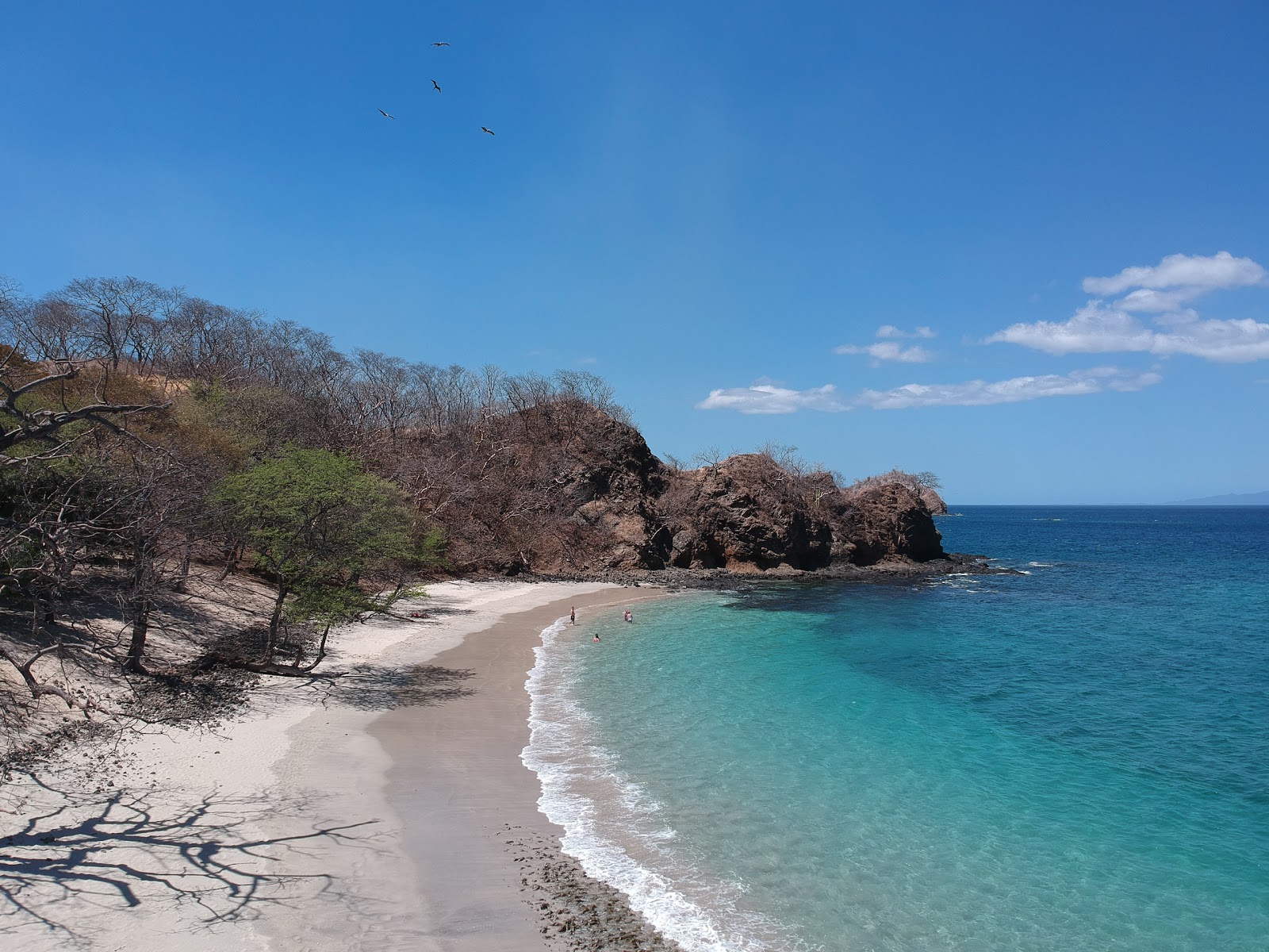 Foto von Playa Penca von Klippen umgeben