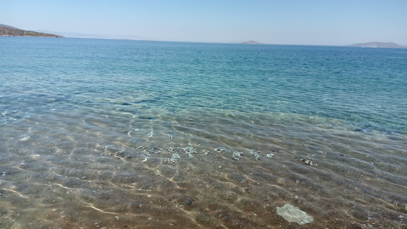 Photo de Paralia Panagitsas protégé par des falaises