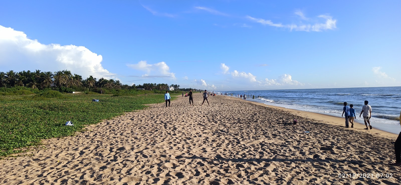 Foto von Akkarai Beach mit langer gerader strand