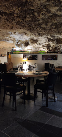 Atmosphère du Restaurant français La Grotte d'Auguste à Orange - n°12