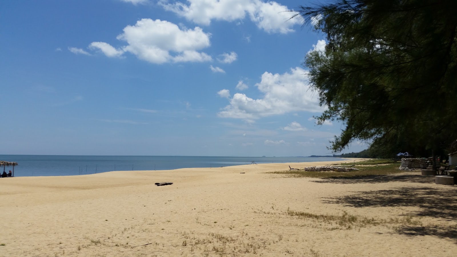 Foto de Rantau Panjang Beach con arena brillante superficie
