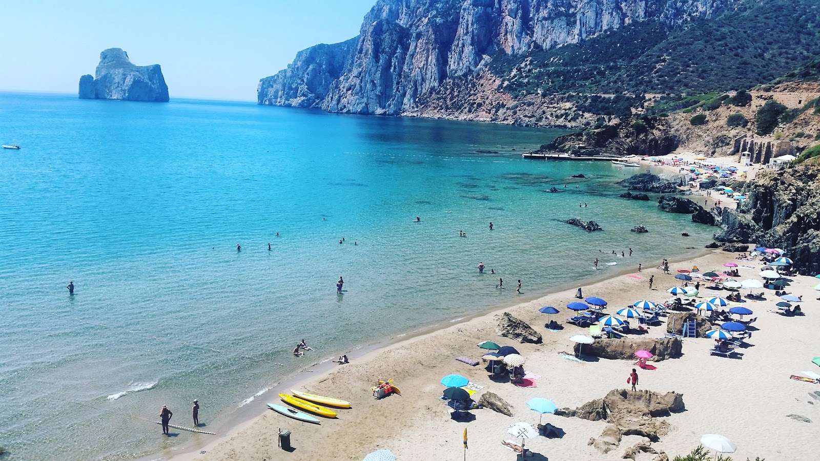 Valokuva Spiaggia di Porto Cauliista. pinnalla sininen puhdas vesi:n kanssa