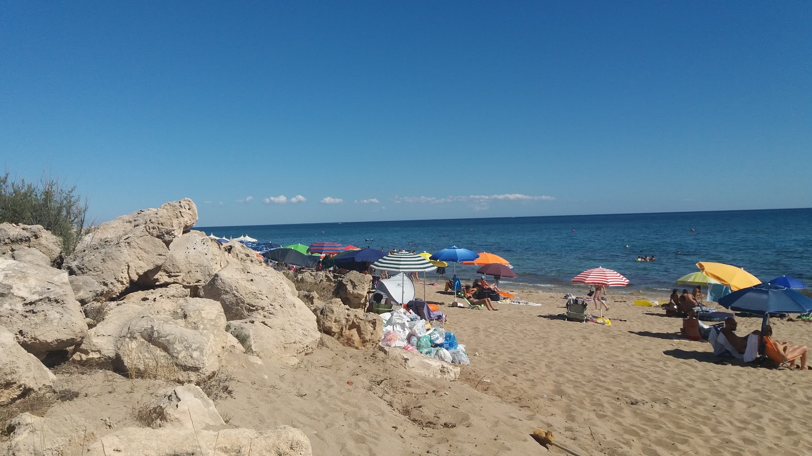 Spiaggia d'Ayala'in fotoğrafı vahşi alan