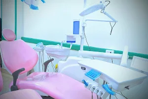 عيادة الدكتور أحمد عبدالرحمن لطب الفم والأسنان image