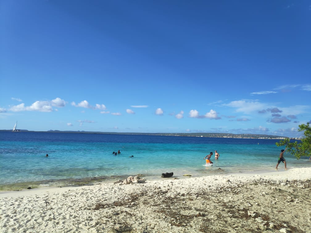Foto av Palu di Mangel Beach med turkos rent vatten yta