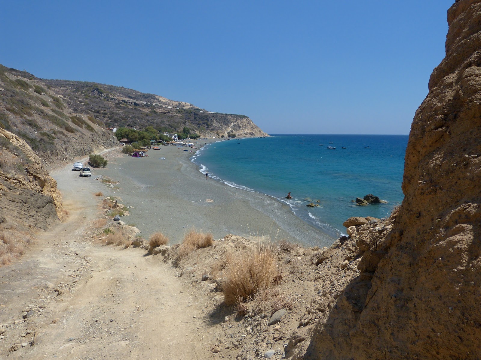 Foto av Tertsa beach omgiven av berg