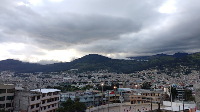 Opiniones de Liga Independiente Media Luna en Quito - Campo de fútbol