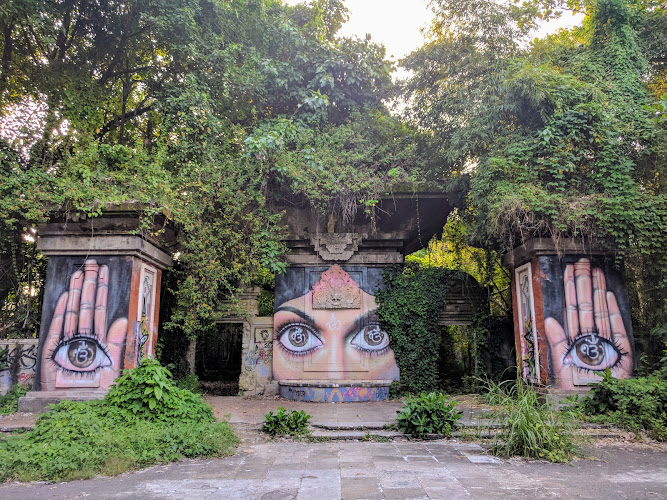 Kota Hantu di Kota Denpasar: Keindahan dan Misteri Taman Bali, Padang Galak