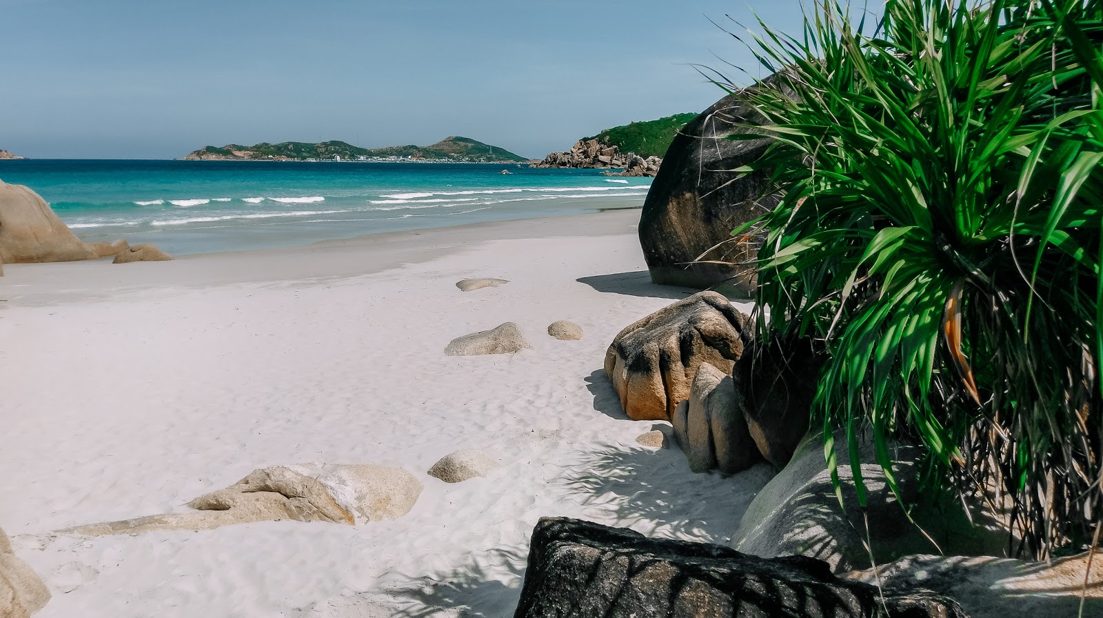 Foto van Cha La Beach met kleine baai