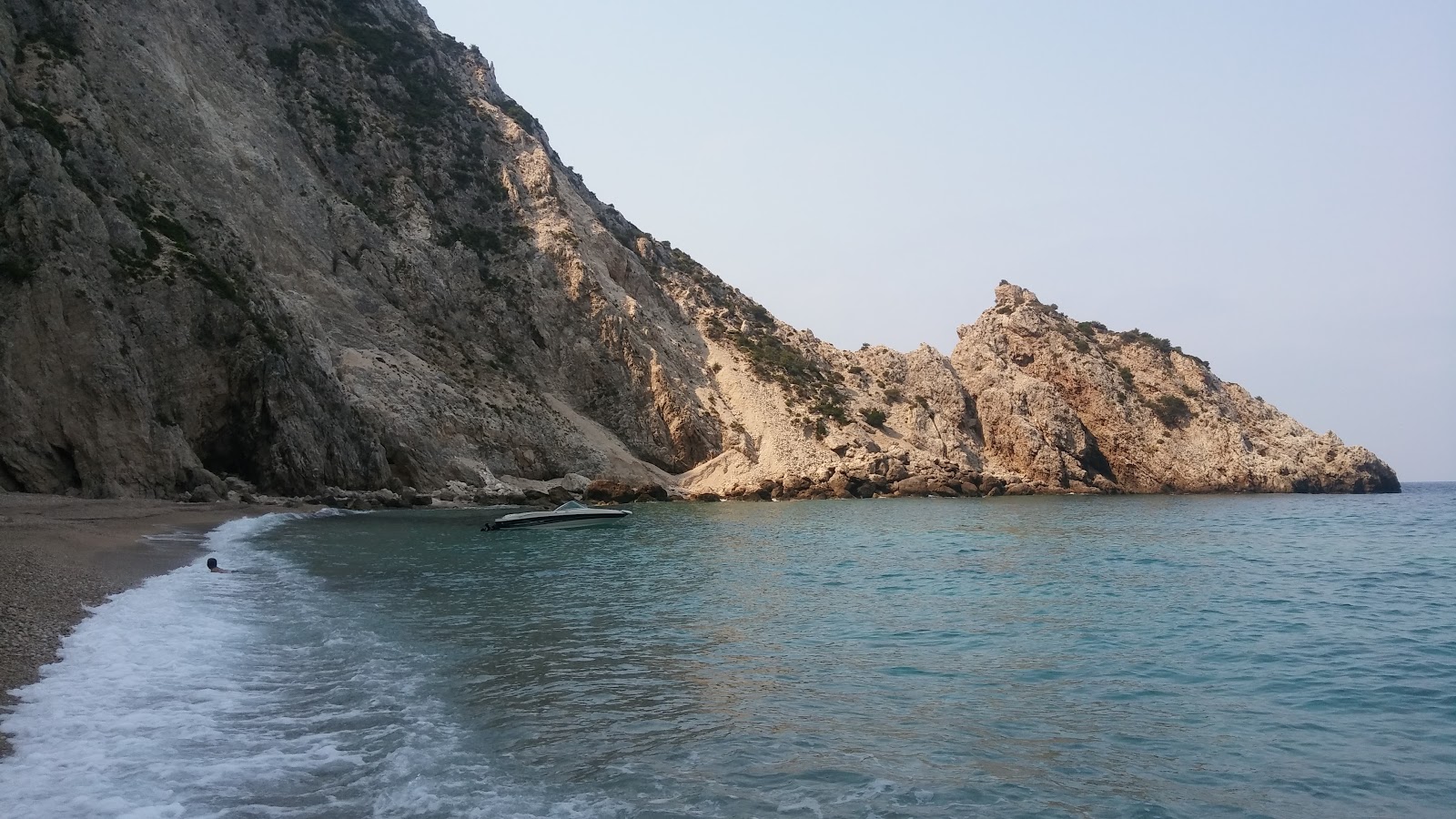 Photo de Gialiskari beach avec l'eau cristalline de surface