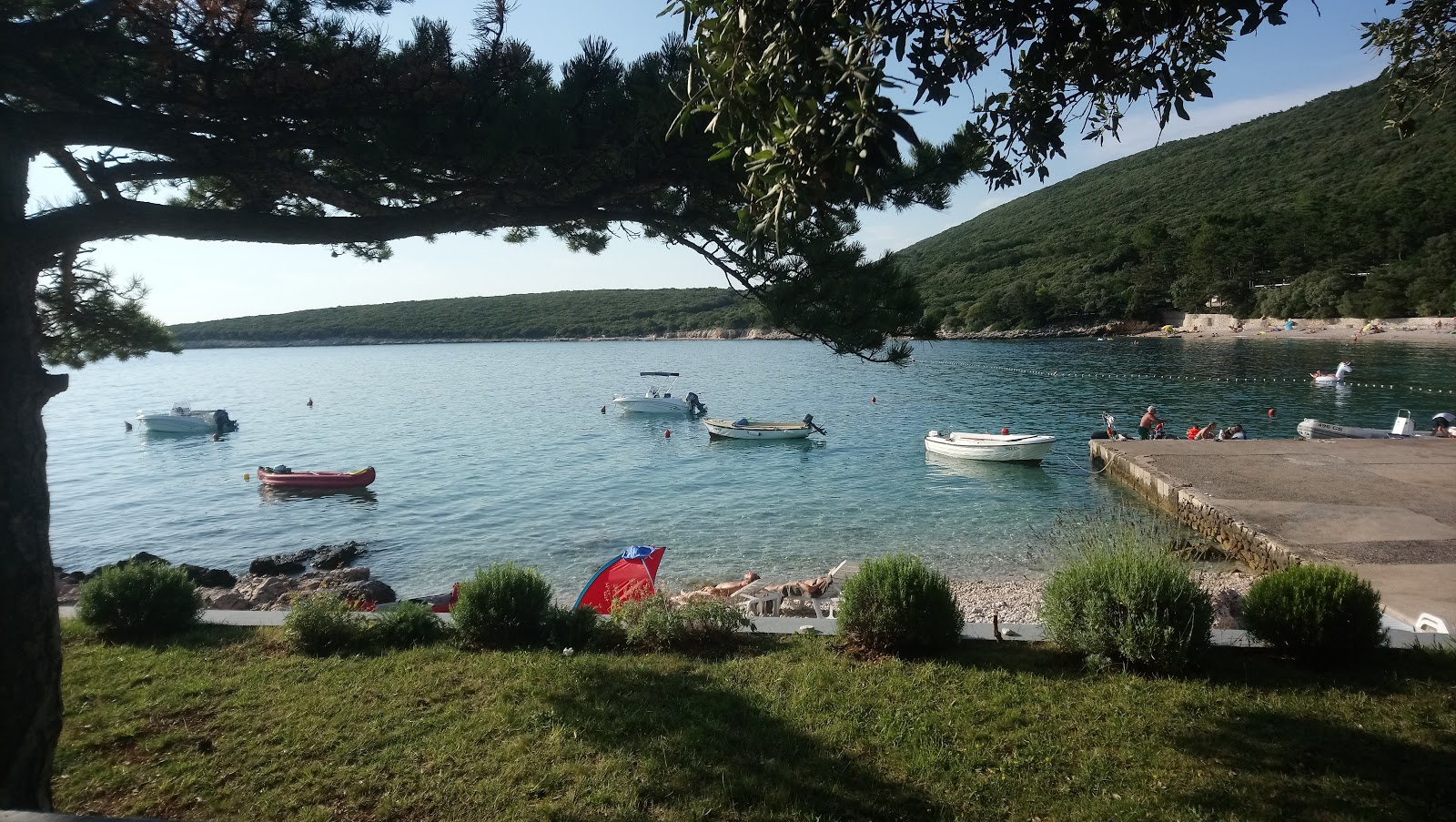 Slatina beach'in fotoğrafı imkanlar alanı