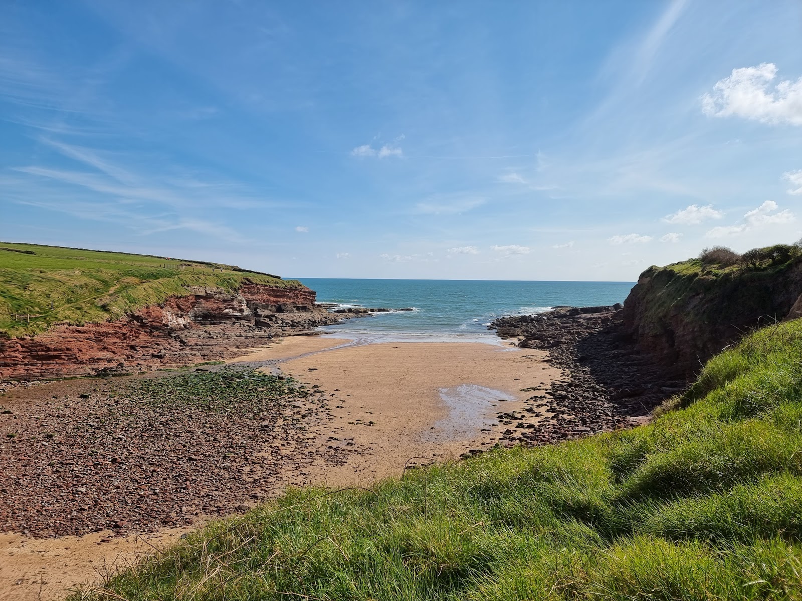 Foto van Rathmoylan Cove Beach met beige zand en kiezels oppervlakte