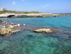Photo de Spiaggia di Rinule entouré de montagnes