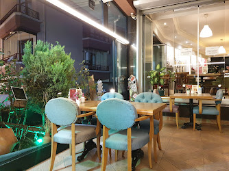 Cafe'de 7 Lounge & Bistro