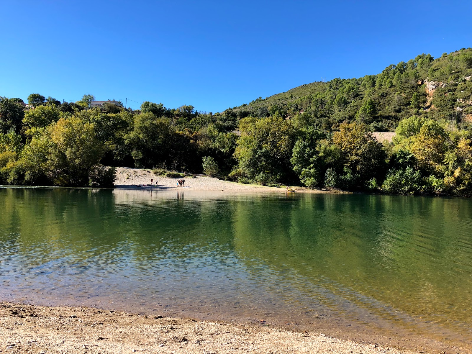 Plage du Pont du Diable'in fotoğrafı uçurumlarla desteklenmiş