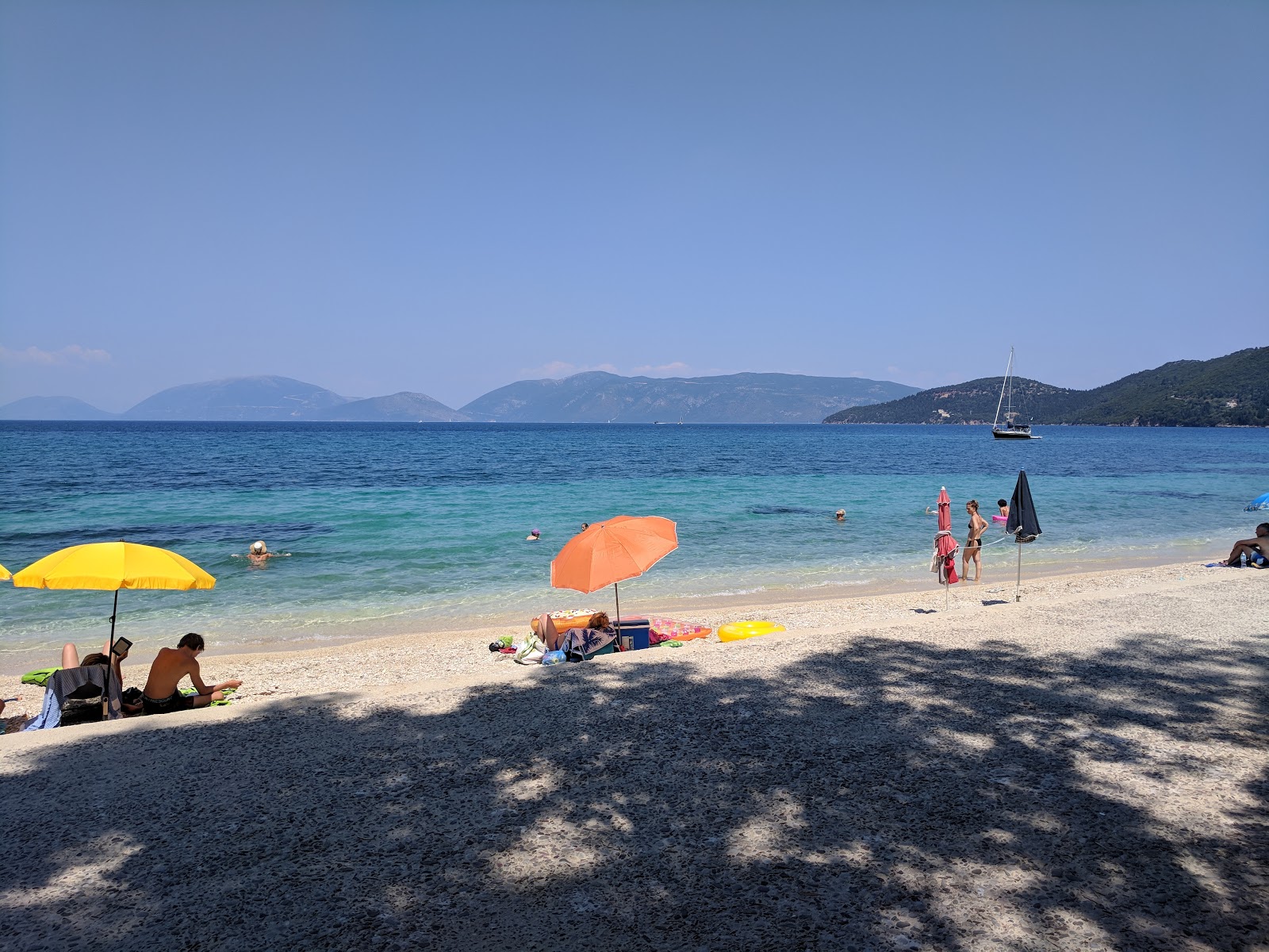 Foto di Karavomilos beach con spiaggia spaziosa