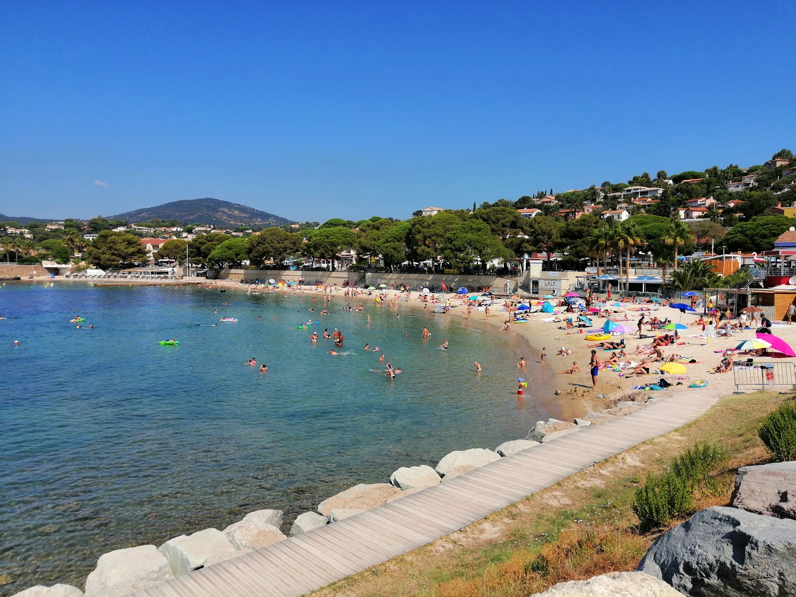 Photo de Plage de San Peire avec un niveau de propreté de partiellement propre