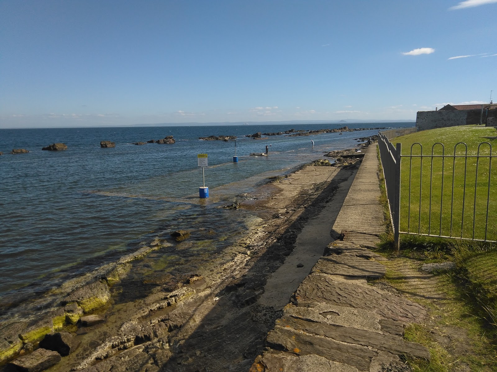 Foto de Cellardyke Tidal Pool Beach con piedra superficie