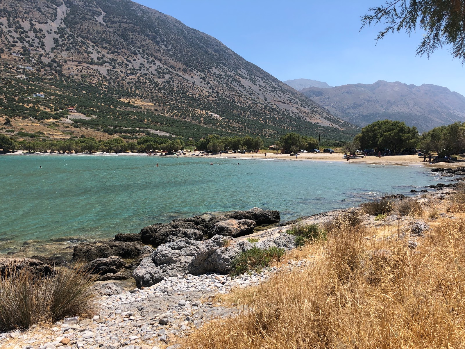 Foto von Paralia Tholou mit brauner sand Oberfläche