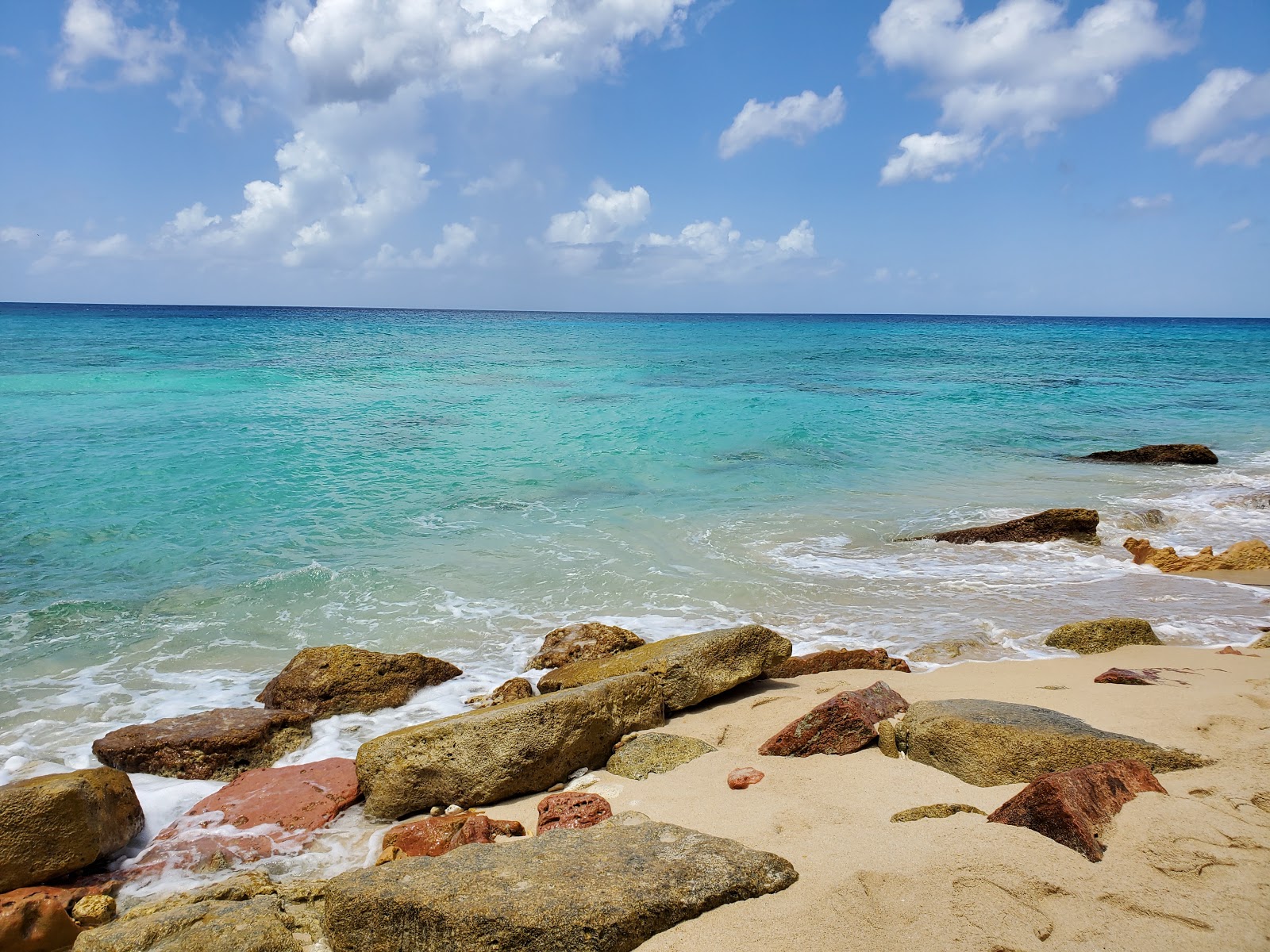 Φωτογραφία του Cupecoy beach και η εγκατάσταση