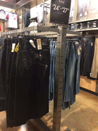 Clothing Store «Tillys», reviews and photos, 343 N Alafaya Trail, Orlando, FL 32828, USA