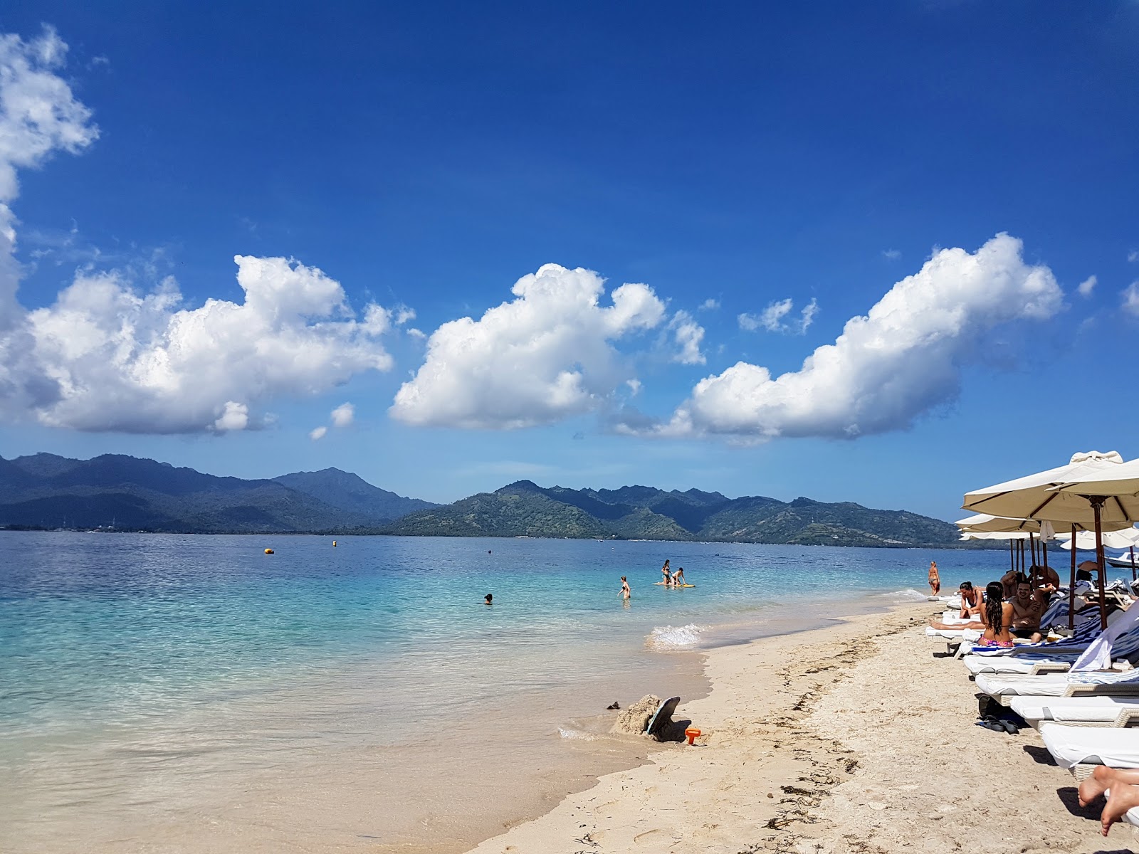 Gili Indah Beach'in fotoğrafı çok temiz temizlik seviyesi ile