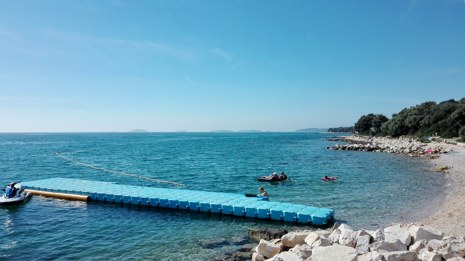 Foto von Vestar beach mit feiner heller kies Oberfläche