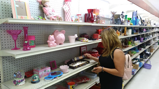 Thrift Store «Goodwill - Glendale», reviews and photos, 1622 W Glenoaks Blvd, Glendale, CA 91202, USA