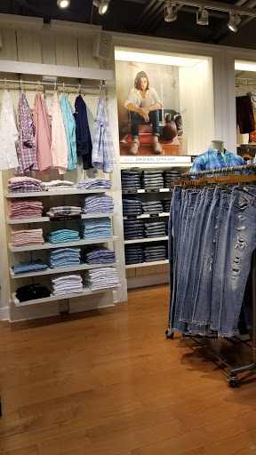 Clothing Store «American Eagle Outfitters», reviews and photos, 212-51 26th Ave, Bayside, NY 11360, USA