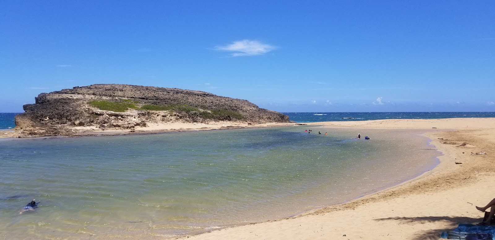 Valokuva Arecibo beachista. pinnalla turkoosi vesi:n kanssa