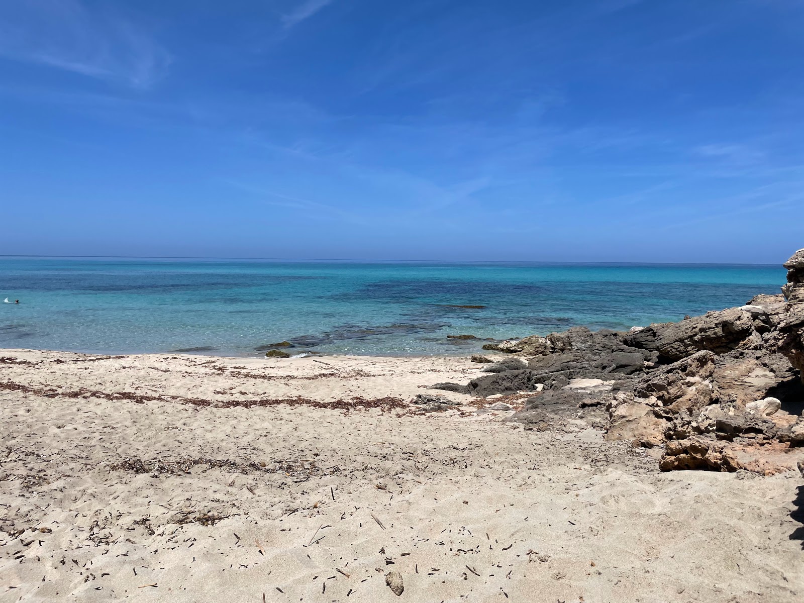 Playa S'Arenalet des Verger的照片 带有蓝色纯水表面