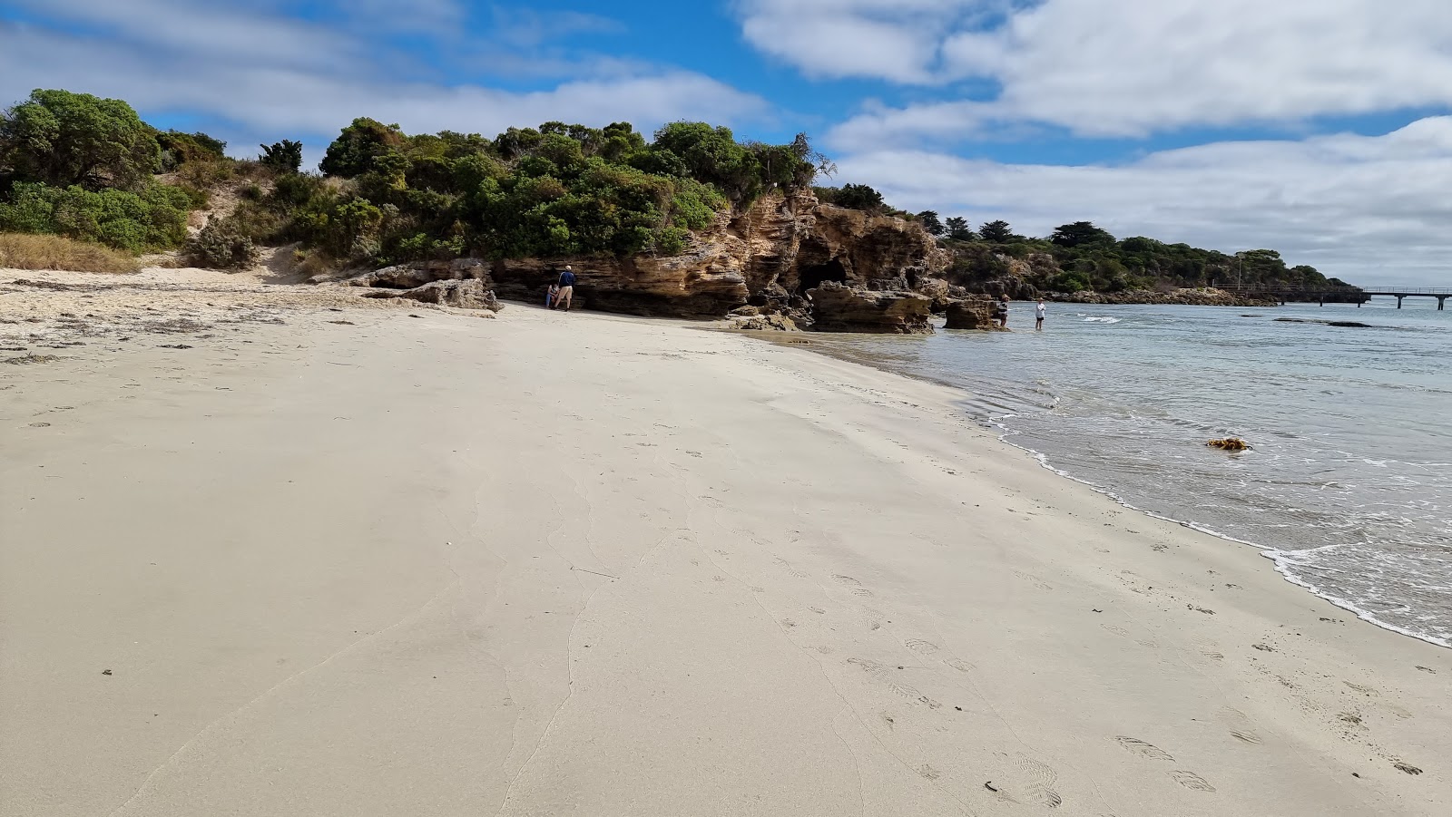 Φωτογραφία του Karrata Beach και η εγκατάσταση