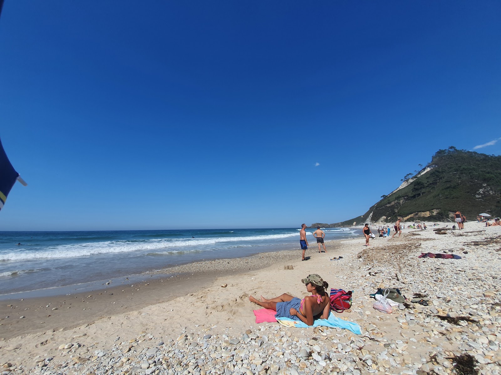 Foto van Playa de San Antolin met blauw puur water oppervlakte