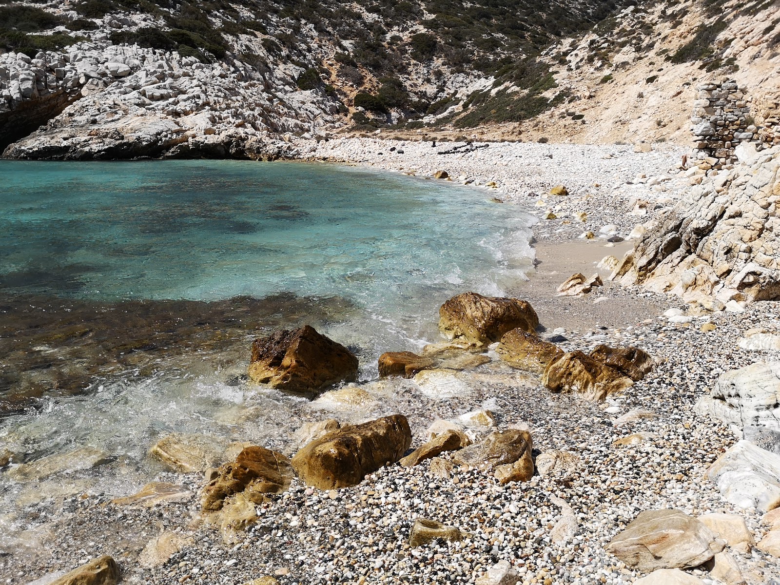 Foto van Vathi Limenari met helder zand & rotsen oppervlakte