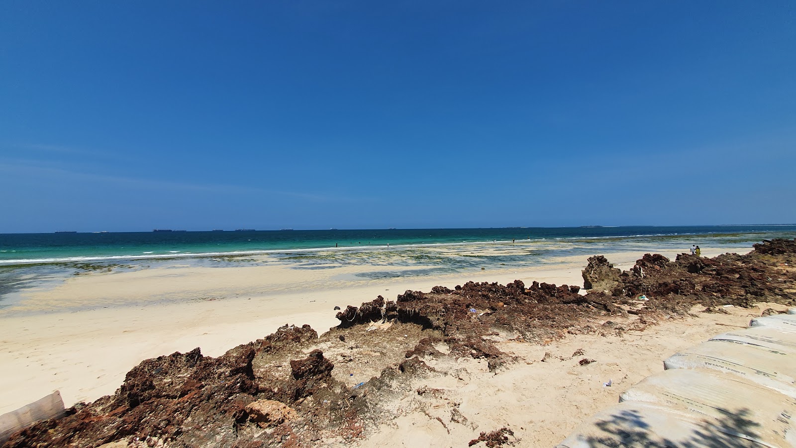 Foto de Coco Beach com areia brilhante superfície