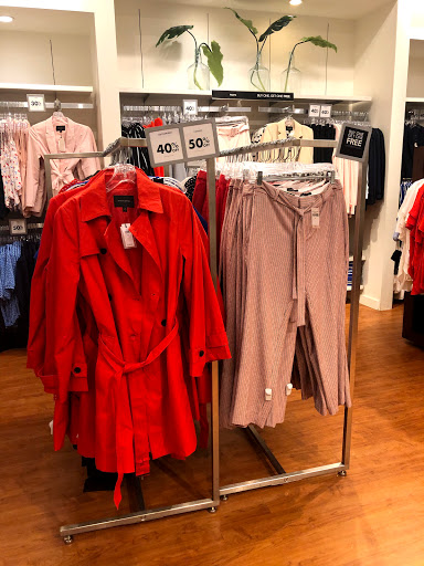 Clothing Store «Banana Republic Factory Store», reviews and photos, 407 N Alafaya Trail, Orlando, FL 32828, USA