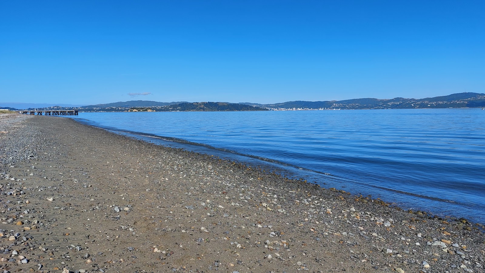 Rona Bay Beach的照片 带有碧绿色纯水表面