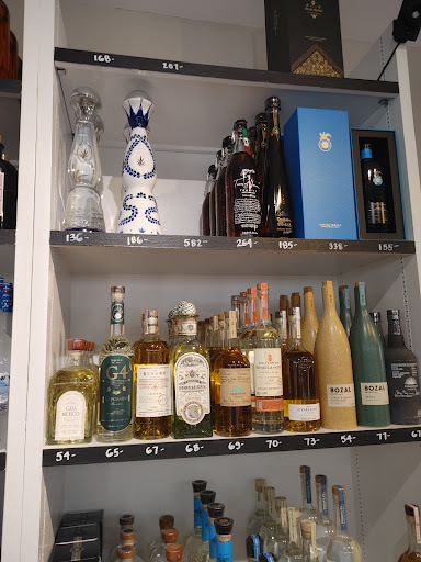 Epernay Wine & Spirits, 1 N Beach St, Nantucket, MA 02554, USA, 