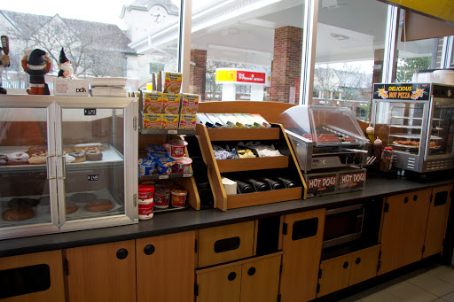 Gas Station «Lake Forest Shell», reviews and photos, 193 E Deerpath Rd, Lake Forest, IL 60045, USA