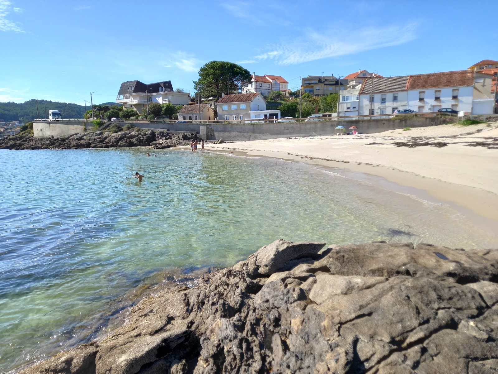 Foto di Praia Paramean con una superficie del sabbia bianca