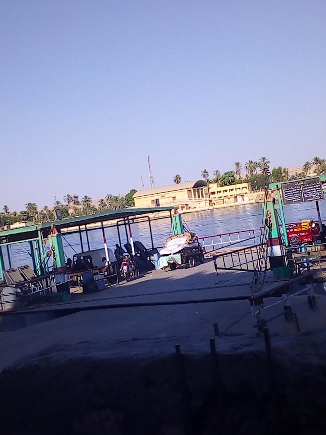 عبارة سيارات للجهة المقابلة من نهر النيل