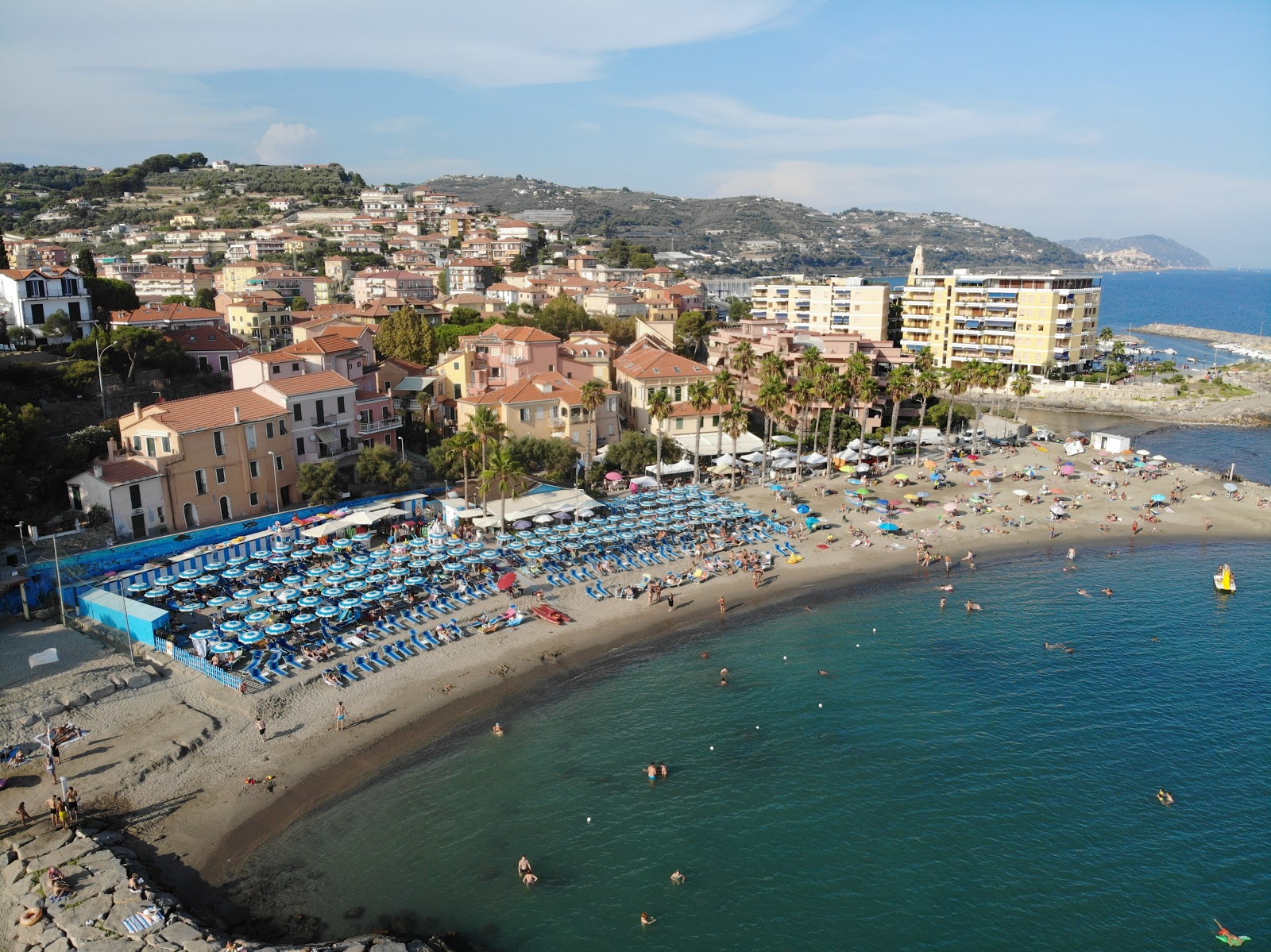 Fotografie cu Plaja St. Lorenzo al Mare cu nivelul de curățenie in medie
