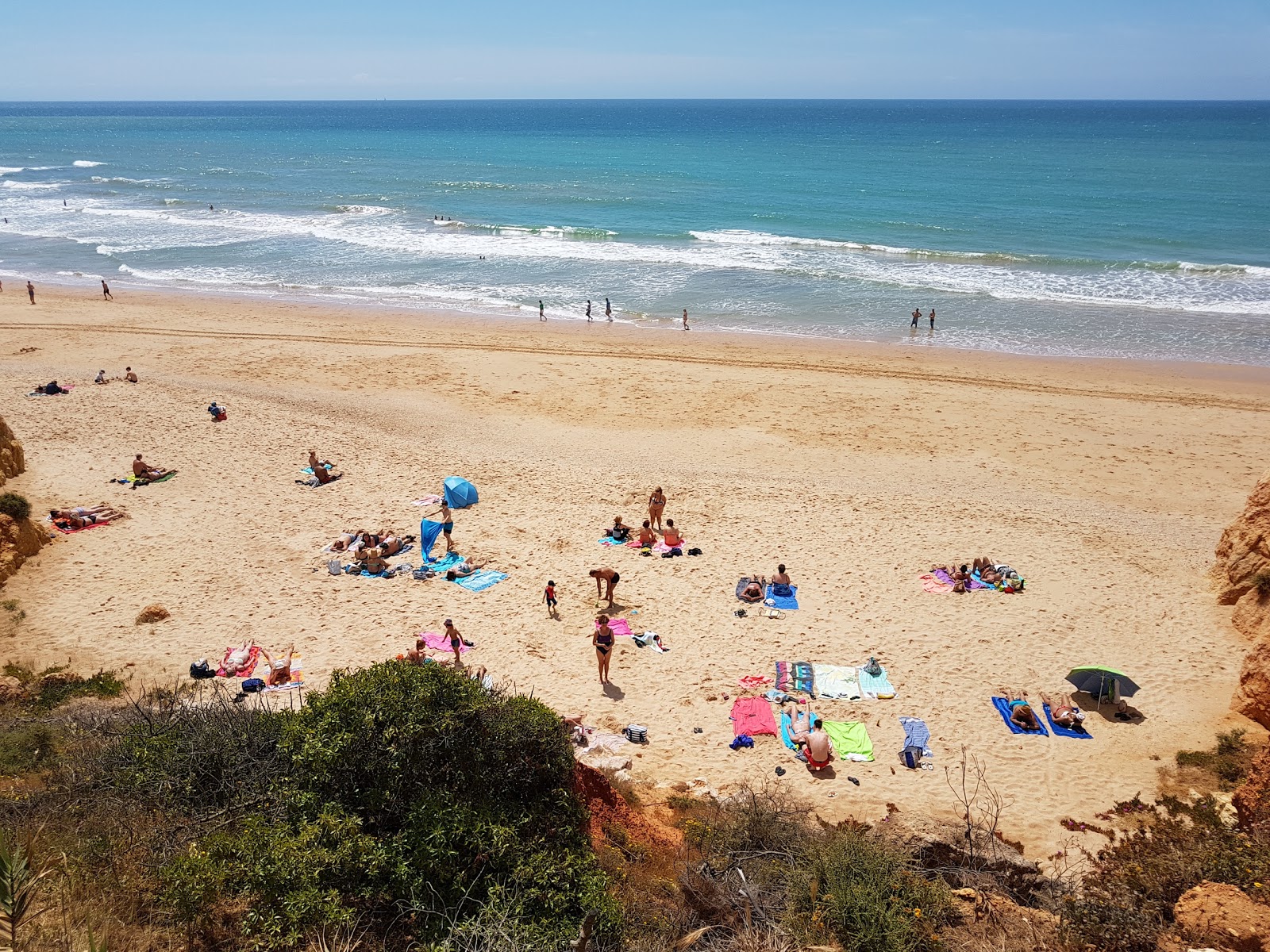 Praia do Alemao'in fotoğrafı geniş bir kıyı şeridi ile birlikte