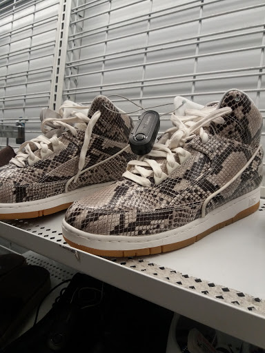 Clothing Store «Ross Dress for Less», reviews and photos, 13750 Riverside Dr, Sherman Oaks, CA 91423, USA