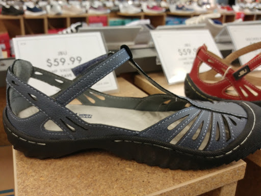 Shoe Store «DSW Designer Shoe Warehouse», reviews and photos, 1835 N Tomahawk Island Dr, Portland, OR 97217, USA